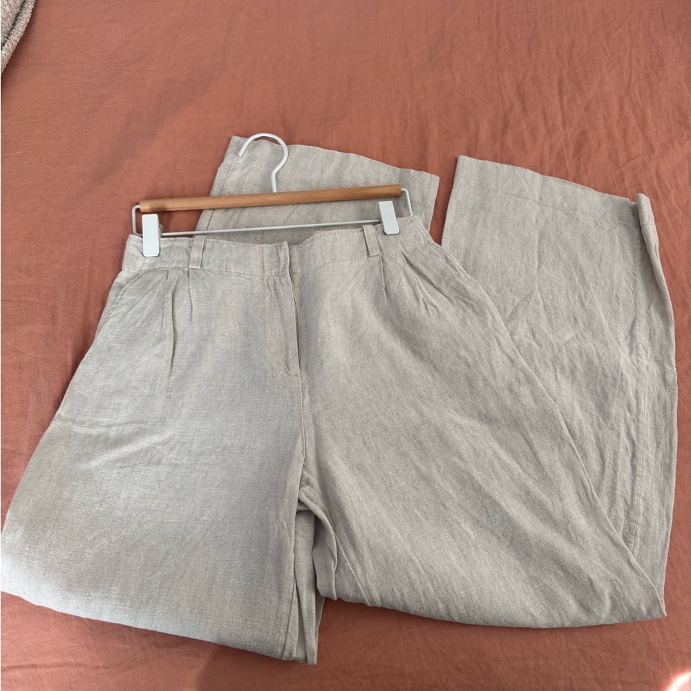 & Other Stories + Stockholm Atelier
Low waist linen trousers.